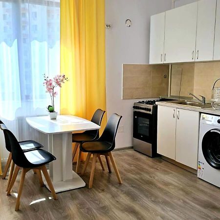 Evelyn Modern Apartment Near Palas Iasi Bagian luar foto