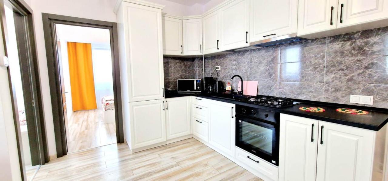 Evelyn Modern Apartment Near Palas Iasi Bagian luar foto