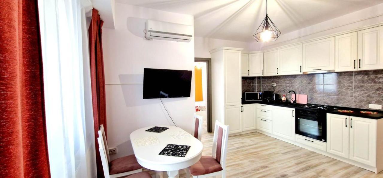 Evelyn Modern Apartment Near Palas Iasi Bagian luar foto