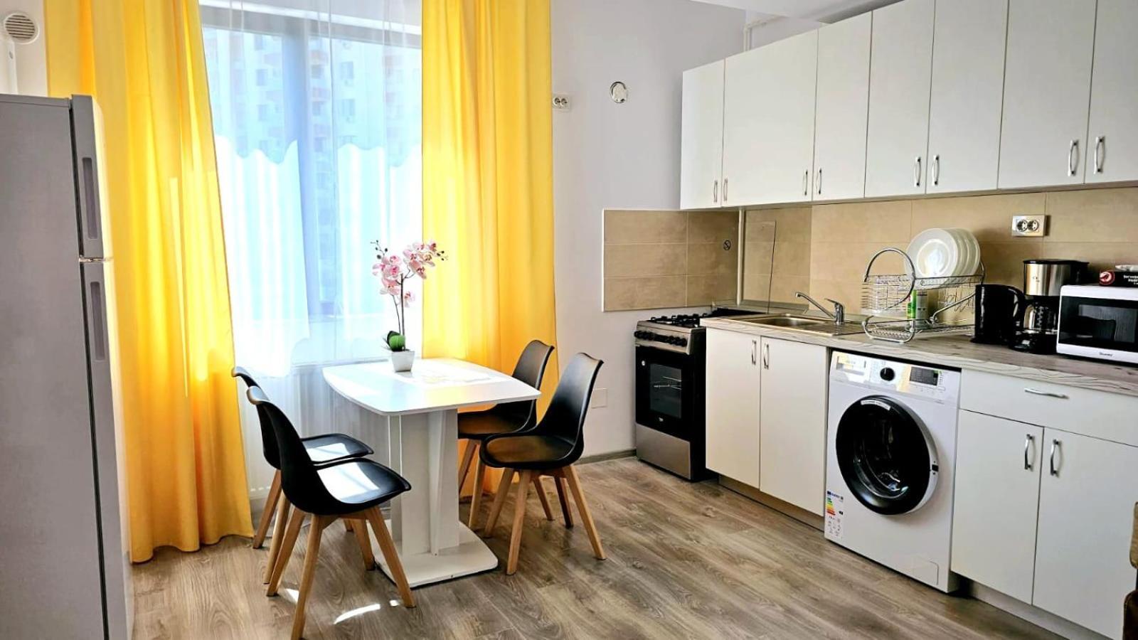 Evelyn Modern Apartment Near Palas Iasi Bagian luar foto