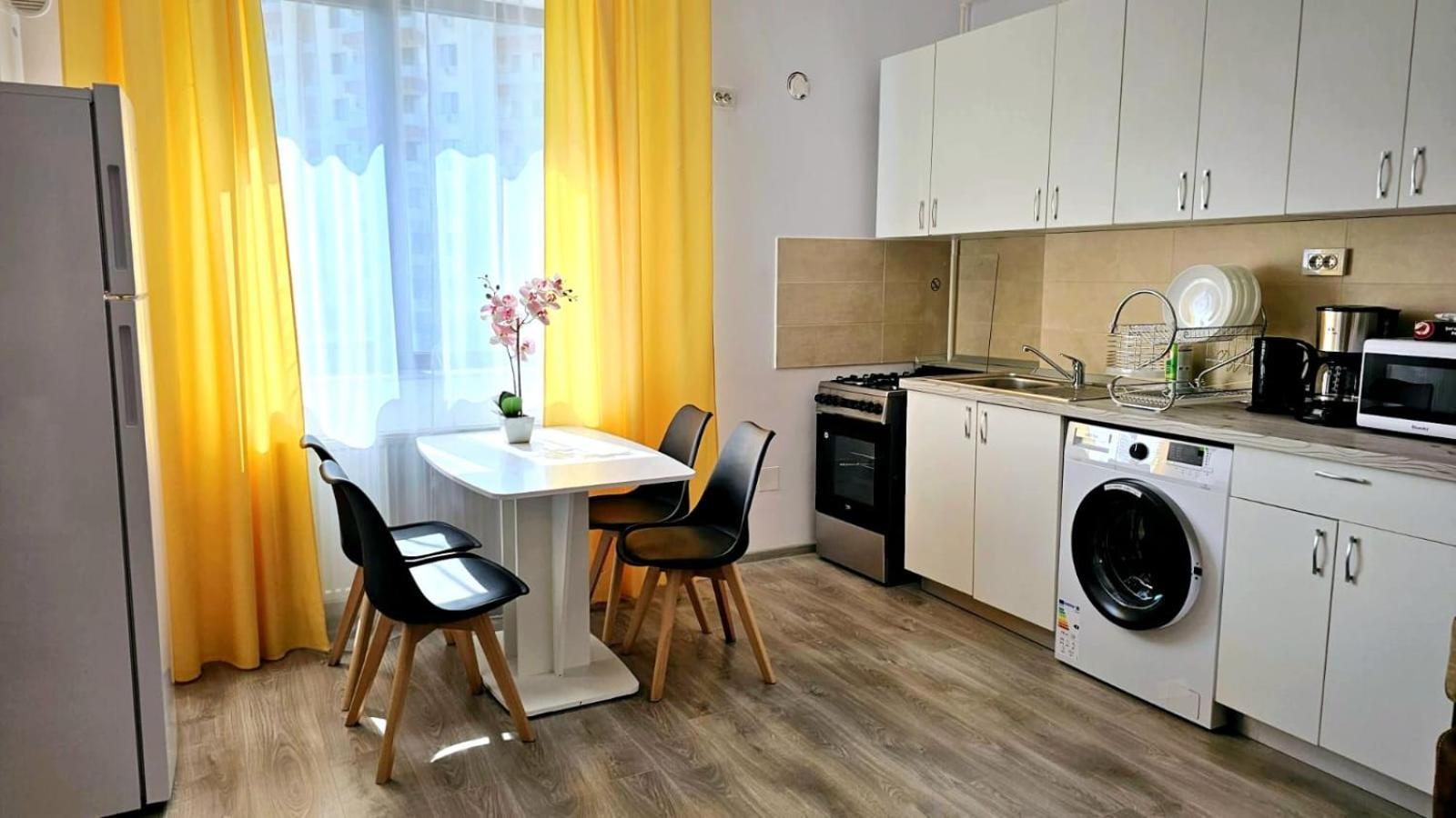 Evelyn Modern Apartment Near Palas Iasi Bagian luar foto