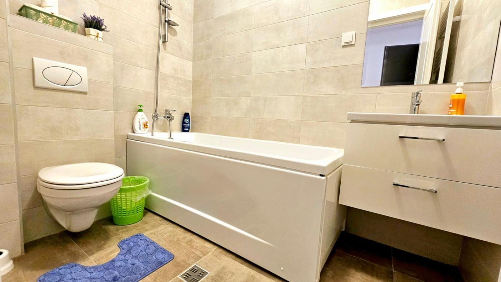 Evelyn Modern Apartment Near Palas Iasi Bagian luar foto